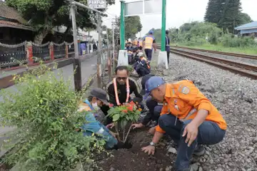 Bersih-bersih di perlintasan KA oleh Daop 2 Bandung, Senin (20/2/2023).