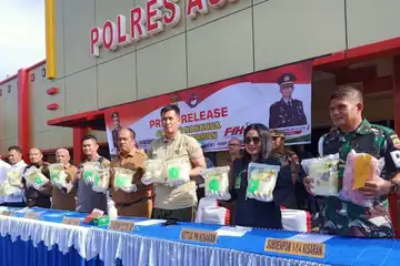 SABU 50 KG : Kapolres Asahan AKBP Roman Smaradhana Elhaj, bersama Bupati Asahan H Surya BSc dan unsur Forkopimda lainnya, mengangkat barang bukti sabu-sabu, dalam kegiatan rilis pengungkapan kasus peredaran sabu 50 Kg, Selasa (21/2/2023).