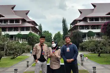Muhammaf Rafif Athalah, Rahmayani, dan Ivan Marcelino Purba saat mengikuti kompetisi International Undergraduate Geophysics Competition yang diselenggarakan oleh Institut Teknologi Bandung (29/01/23).