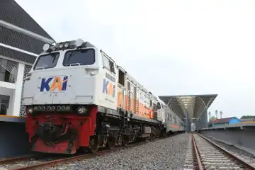 Kereta api di Stasiun Bandung.