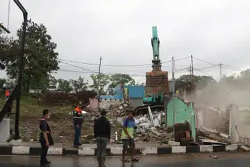 Suasana saat penertiban di Stasiun Cimahi, Senin (27/2/2023).