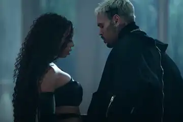Chloe feat Chris Brown dalam Video Klip 'How Does It Feel'