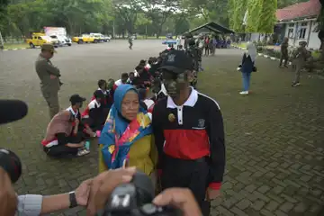  Para anak dan remaja mengikuti prosesi kelulusan setelah mengikuti pendidikan Sekolah Kebangsaan Pemkot Surabaya di Lanudal Juanda.