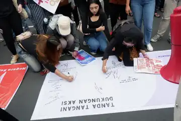 Tanda tangan dukungan saat peringatan Hari Perempuan Internasional di Surabaya, Rabu (08/03/2023).