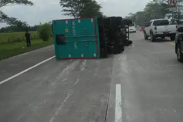 Truk di Sragen Pecah Ban nyaris tabrakan beruntun