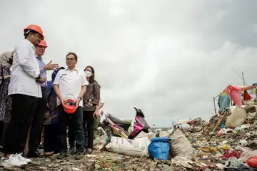 Wali Kota Medan Bobby Nasution bersama Dubes Belanda HE Lambert Grijn melihat kondisi TPA Terjun beberapa waktu lalu.