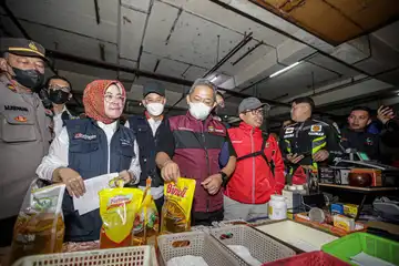  Walikota Bandung Yana Mulyana (rompi marun) didampingi Kadisdagin Bandung Elly Wasliah saat meninjau harga bapok di Pasar Baru Bandung, Rabu (15/3/2023)