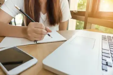 Ilustrasi pengertian teks eksposisi, lengkap dengan ciri-ciri, struktur, dan contohnya.