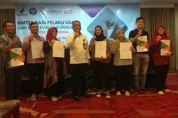 Kepala Balai Besar POM di Bandung Sukriadi Darma (tengah) usai menyerahkan Izin Penerapan CPPOB di Bandung, Jumat (17/3/2023)