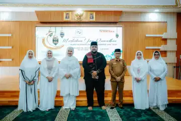 Ketua TP PKK Kota Medan Ny Kahiyang Ayu M Bobby Afif Nasution didampingi pengurus dan kader PKK bersama ustad Yassir Tanjung pada Pengajian Ramadhan 1444H di Pendopo Rumah Dinas Wali Kota, Jalan Sudirman Medan, Senin (27/3).