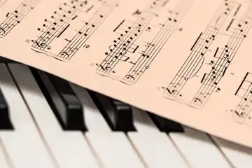 Ilustrasi nama-nama interval nada dalam musik dan contohnya.