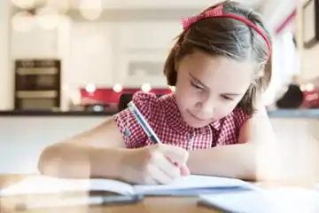 Ilustrasi macam-macam segitiga: gambar, rumus, dan ciri-cirinya.