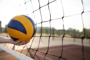 Ilustrasi cara melakukan passing atas dan bawah dalam permainan bola voli.