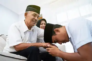 Ilustrasi keutamaan berbakti kepada orang tua