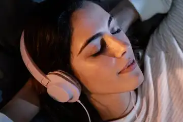 4 Bahaya Sering Pakai Earphone saat Tidur, Dokter: Telinga Lelah ...