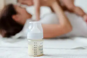 Ilustrasi Warna Feses Bayi Tidak Cocok Susu Formula 