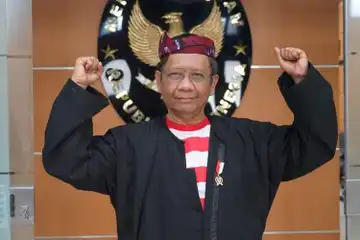 (Foto: Mahfud MD) Baju atau pakaian adat Jawa Timur.