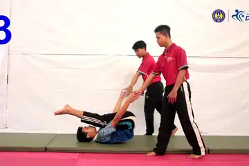 Illustrasi Melakukan Gerak Guling Lenting