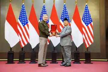 Prabowo Subianto menerima kunjungan kehormatan dari Kepala Staf Angkatan Darat Amerika Serikat (Kasad AS) James C. Mcconville ke kantor Kementerian Pertahanan, Jumat (12/5/2023). 