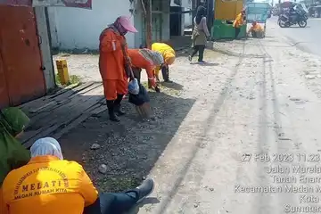 Petugas kebersihan kecamatan Medan Marelan melaksanakan program Sijarpolan Ibersih jalur Protokol Medan), menyisiran dan mengangkat sampah di jalur protokol, mulai pukul 6.00 WIB pagi
