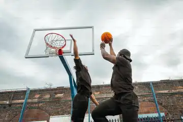 Ilustrasi teknik passing dalam permainan bola basket