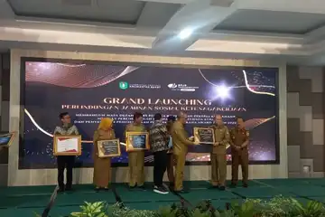 Pemerintah Kabupaten Landak  Menerima penghargaan Gerakan Perlindungan 1 Desa 100 Pekerja Rentan, pada kegiatan Grand Launching Perlindungan Jaminan Sosial Ketenagakerjaan dari BPJS Ketenagakerjaan, di Aula Garuda Gedung Pelayanan Satu Atap Kantor Gubernur Kalbar, Selasa (16/5/2023).