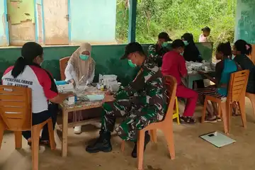 Gandeng Puskesmas, Satgas Yonif 143/TWEJ Sehatkan Masyarakat Di Papua