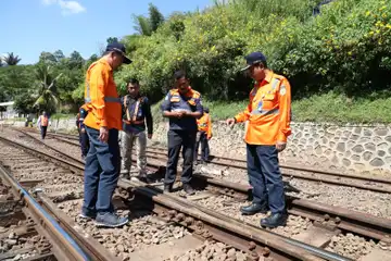 Kadaop 2 atau EVP Daop 2 Bandung Takdir Santoso (paling kanan/kemeja oranye), sedang memeriksa jalur perlintasan KA, Kamis (25/5/2023)