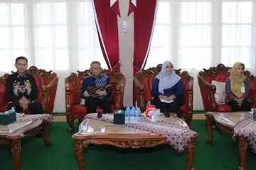 Gubernur Kalimantan Barat, H. Sutarmidji, S.H., M.Hum., bersama Komisioner Pendidikan dan Penyuluhan Komnas HAM RI yang juga Ketua Tim TPPO, Putu Elvina, S.Psi., M.M., berdiskusi mengenai Efektivitas Pencegahan dan Penanganan Tindak Pidana Perdagangan Orang (TPPO) di Kalbar, Kamis (25/5/2023). 
