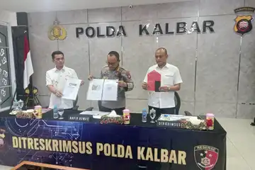 Kabid Humas Polda Kalimantan Barat, Kombes Pol Raden Petit Wijaya dan jajaran, menunjukkan barang bukti kasus UU ITE yang menjerat tersangka Meme Hoax, KA, Rabu (31/5/2023). 