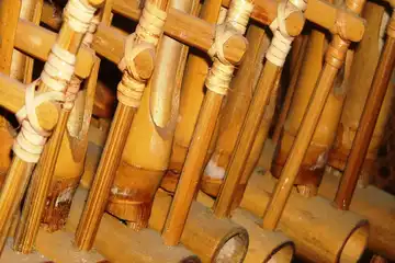 Ilustrasi alat musik tradisional dan asal daerahnya beserta cara memainkan.