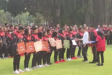 Presiden Joko Widodo hari ini, Senin, (5/6) memberikan bonus kepada atlet berprestasi di SEA Games 2023 Kamboja.