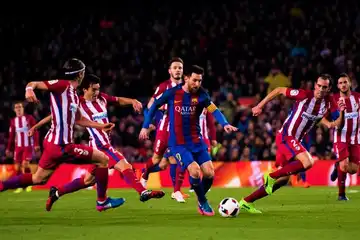 Ilustrasi messi dribbling, teknik menggiring bola dalam permainan sepak bola
