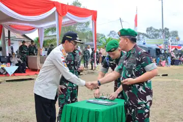 Panglima Kodam II/Sriwijaya Mayjen TNI Hilman Hadi S.I.P, M.B.A, M.Han, menutup secara resmi kegiatan TNI Manunggal Membangun Desa (TMMD) Ke-116 TA. 2023 di Kampung serang kelurahan Karya Mulya kecamatan Sematang Borang Kota Palembang Provinsi Sumsel, Kamis (8/06/2023).