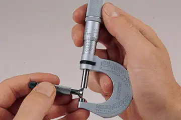 Ilustrasi cara membaca mikrometer sekrup