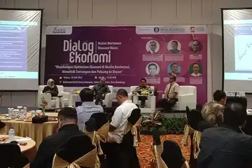 Foto: Direktur Eksekutif Surveilans, Pemeriksaan Statistik Lembaga Penjamin Simpanan (LPS) Priyanto Budi Nugroho (kedua dari kiri), Kepala Kantor Perwakilan BI Jabar Erwin Gunawan Hutapea (tengah), Pengamat Politik UNPAD Prof. Muradi (berdasi) pada Dialog Ekonomi IWEB di Savoy Homann Bandung, Selasa (18/7/2023)/Gun 