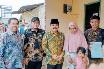 Menteri Agraria dan Tata Ruang/Badan Pertanahan Nasional (ATR/BPN) Marsekal TNI (Purn) Hadi Tjahjanto didampingi Bobby Nasution door to door menyerahkan Sertifikat Tanah Hasil Program PTSL di Jalan Jermal VII Kelurahan Denai Kecamatan Medan Denai, Kamis (20/7).