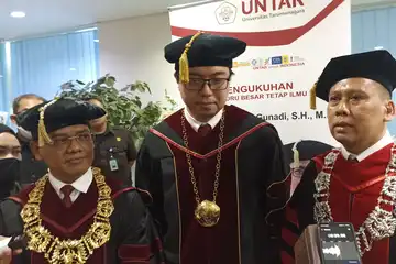Rektor Untar Prof. Agustinus Purna Irawan, Guru Besar Hukum Bisnis FH Untar Prof. Ariawan Gunadi dan Dekan Fakultas Untar Prof. Sudiro.