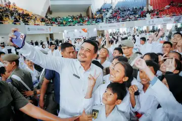 Wali Kota Medan Bobby Nasution berswafoto dengan para karateka saat membuka Open Tournament Karate U-21 IMT-GT Cup 2023 di Pardede Hall Jalan Dr TD Pardede, Medan, Jumat (11/8).