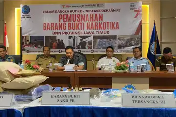 Kepala BNNP Jatim Brigjen Pol. M Aris Purnomo (tengah) saat menyampaikan keterang pers sebelum melakukan pemusnahan BB narkotika jenis sabu dan ganja di halaman depan Kantor BNNP Jatim, Jl. Raya Sukomanunggal Surabaya, Selasa (15/8/2023). 