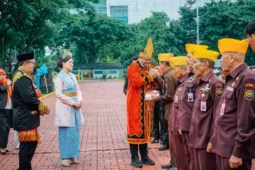 Wali Kota Medan Bobby Nasution menyerahkan secara simbolis 10 paket bingkisan kepada perwakilan Legiun Veteran Kemerdekaan RI usai Upacara Pengibaran Bendera Sang Saka Merah Putih Dalam Rangka Peringatan HUT ke-78 Kemerdekaan Republik Indonesia di Lapangan Benteng Medan, Kamis (17/8).