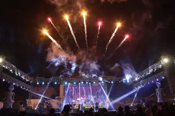 Pesta kembang api warnai langit Benteng Vastenburg
