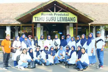 Ketua Tim Penggerak Perberdayaan Kesejahteraan Keluarga (TP PKK) PPU Satriyani Sirajuddin Hamdam bersama anggotanya melakukan studi tiru pembuatan tahu susu dan hijab story di Lembang.