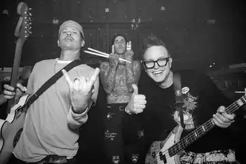 Lirik Lagu 'MORE THAN YOU KNOW' &ndash; Blink-182, dengan Terjemahannya
