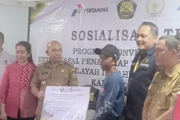 Salah satu nelayan penerima paket bantuan Program Konversi BBM ke BBG Untuk Kapal Penangkap Ikan. Senin (20/11/2023).