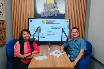 Anggota DKPP, M. Tio Aliansyah, dalam talkshow DKPP bersama Radio Sonora edisi keempat.