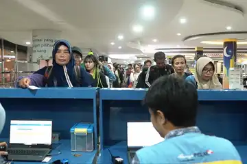 Aktivitas penumpang di Pelabuhan Makassar