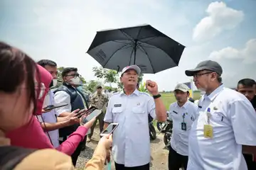 Foto : Sekda Kota Bandung Ema Sumarna saat meninjau kawasan Gede Bage Bandung, Rabu (31/1/2024)/Dok. Diskominfo Bdg 