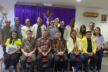 Ketua Umum Pengurus Pusat Pemuda Katolik, Stefanus Asat Gusma bersama rombongan bertemu Ketua Presidium KWI, Mgr. Antonius Subianto Bunjamin, OSC di Wisma KWI Cikini, Jakarta Pusat, Jumat, (15/4/2024).