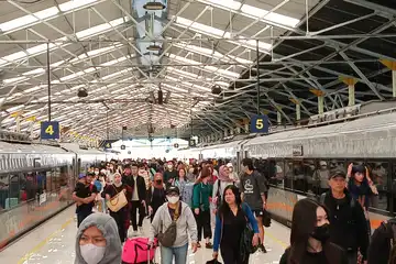 Ilustrasi Suasana kedatangan penumpang dari Jakarta di Stasiun Bandung, Jumat (29/3/2024) pagi.